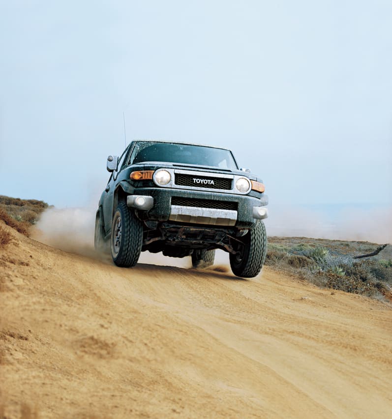 Toyota FJ Cruiser nổi tiếng l&agrave; mẫu SUV c&oacute; khả năng vượt địa h&igrave;nh tốt