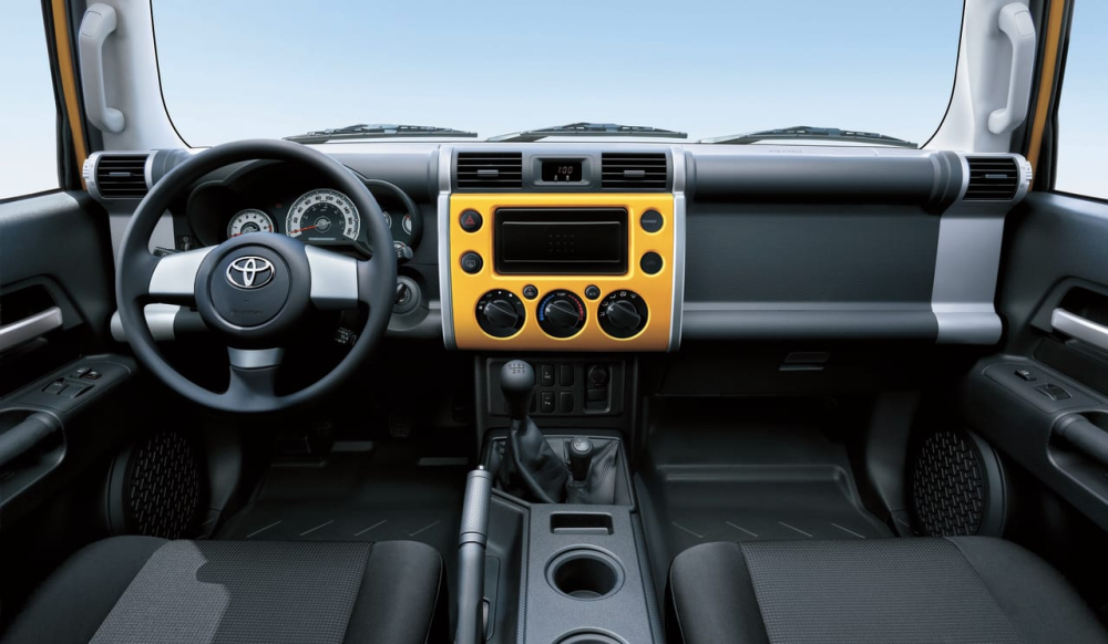 Nội thất b&ecirc;n trong Toyota FJ Cruiser 2020 tại UAE