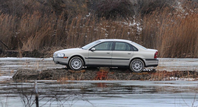 Đưa chiếc Volvo S80 ra hòn đảo nhân tạo này là ý tưởng của chủ chiếc xe
