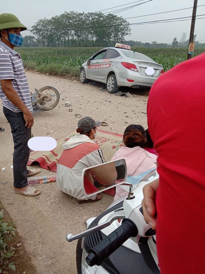Hiện trường vụ va chạm giao th&ocirc;ng giữa xe m&aacute;y v&agrave; xe taxi xảy ra tr&ecirc;n địa b&agrave;n x&atilde; T&acirc;n Tiến v&agrave;o chiều qua