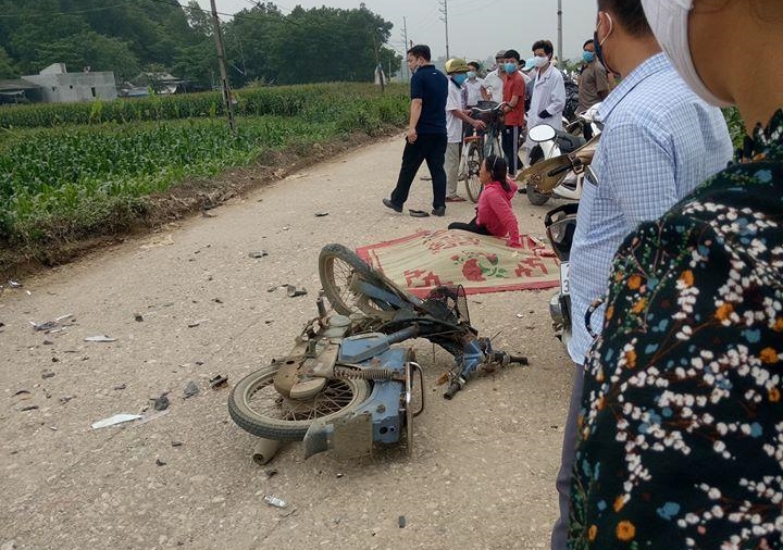 Người đ&agrave;n &ocirc;ng tử vong tại chỗ sau va chạm với xe taxi