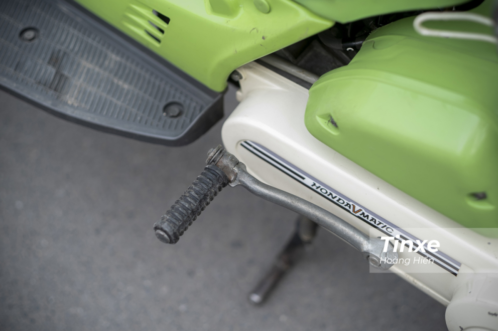 Xe sử dụng cần đạp nổ để khởi động.