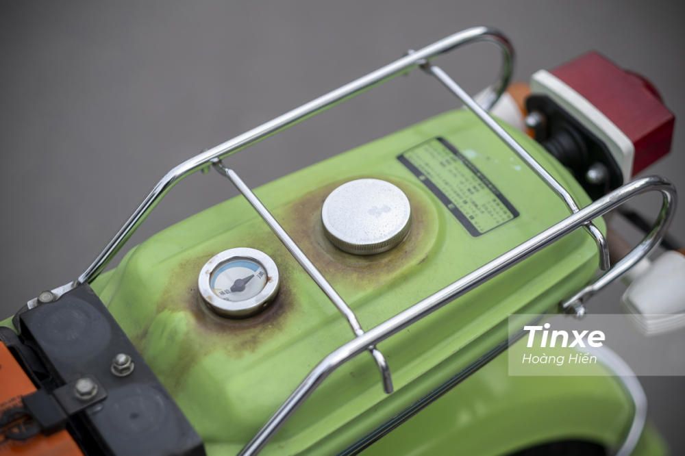 B&igrave;nh xăng nhỏ xinh b&ecirc;n dưới y&ecirc;n xe đi k&egrave;m với đồng hồ b&aacute;o xăng.