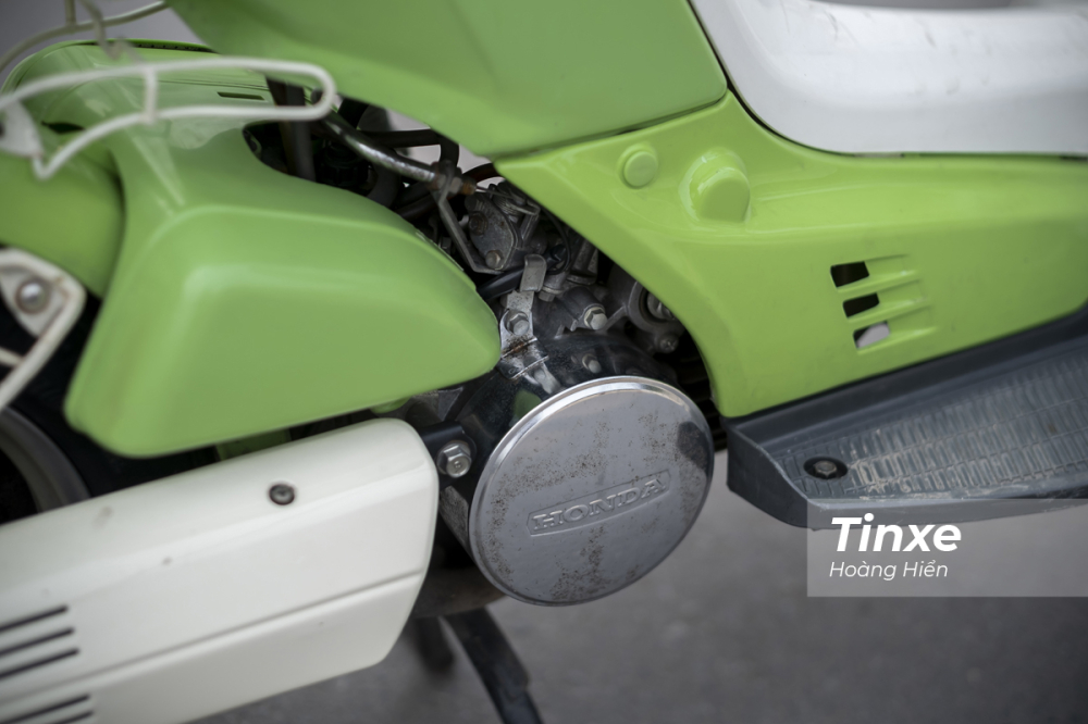 Động cơ 2 th&igrave; 50cc cho tốc độ vừa đủ để di chuyển trong phố tr&ecirc;n những cung đường ngắ.