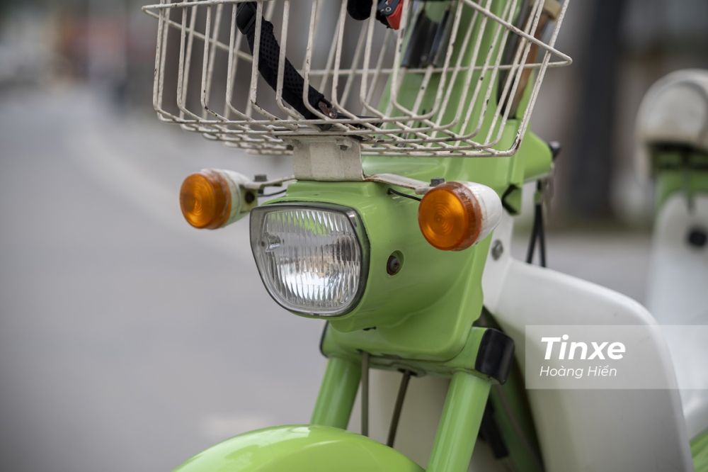 Đ&egrave;n chiếu s&aacute;ng v&agrave; xi-nhan c&oacute; thiết kế kh&aacute; mềm mại v&agrave; đ&aacute;ng y&ecirc;u.