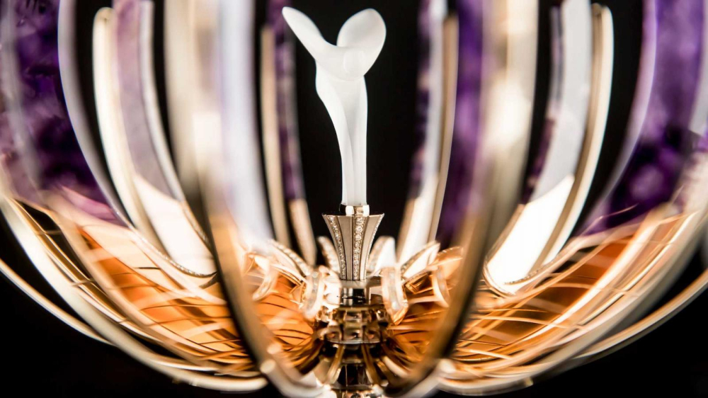 H&igrave;nh d&aacute;ng của biểu tượng Spirit of Ecstasy đ&atilde; được c&aacute;ch điệu th&ocirc;ng qua những đường n&eacute;t đơn giản m&agrave; tinh tế.