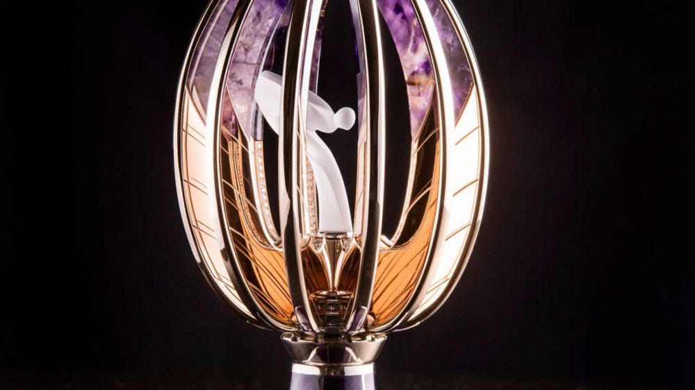 Biểu tượng Spirit of Ecstasy nằm b&ecirc;n trong quả trứng phục sinh.