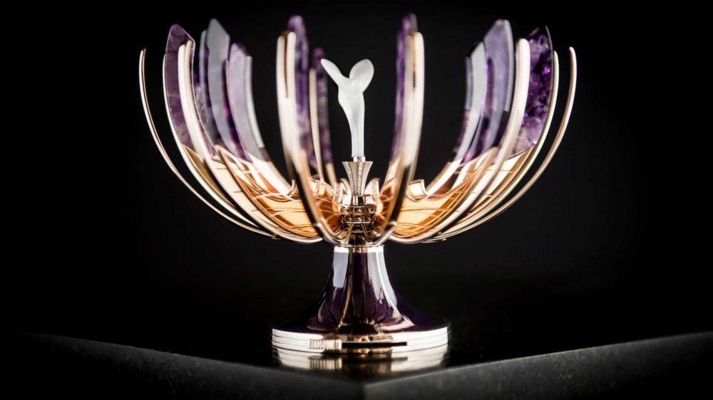 Biểu tượng Spirit of Ecstasy của Rolls-Royce đ&atilde; được n&acirc;ng tầm qua tay nghề của c&aacute;c nghệ nh&acirc;n đến từ House of Faberg&eacute;