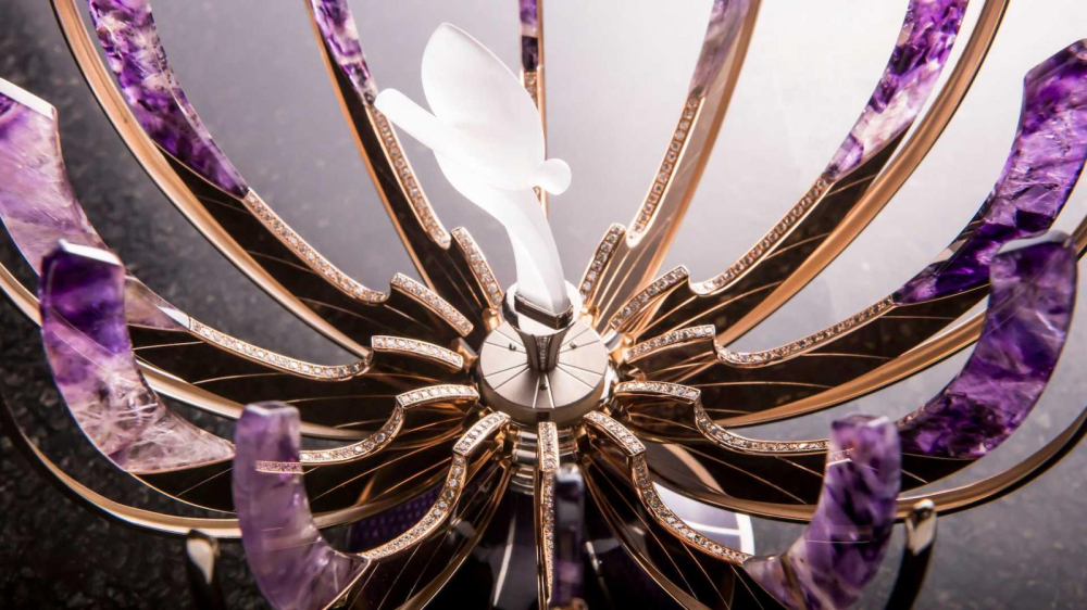 Khi mở ra, Spirit of Ecstasy như được nằm tr&ecirc;n một đ&agrave;i hoa sen.