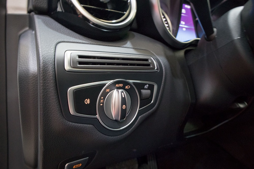 Đối với các mẫu xe Mercedes-Benz, bật đèn pha ô tô ở khu vực táp-lô gần cửa xe Đối với các mẫu xe Mercedes-Benz, bật đèn pha ô tô ở khu vực táp-lô gần cửa xe