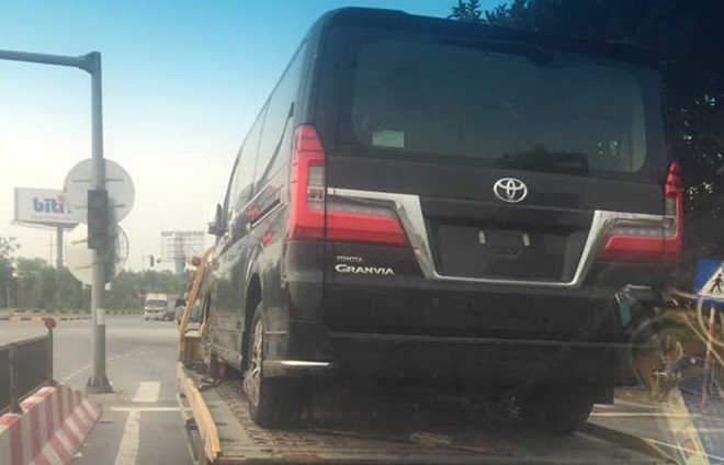 Toyota Granvia 2020 bị bắt gặp trên một phương tiện chuyên chở