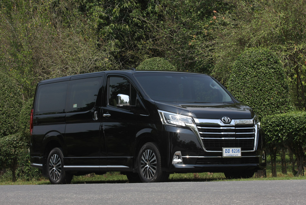 Đều là MPV hạng sang cỡ lớn nhưng Toyota Granvia được định vị ở phân khúc thấp hơn Toyota Alphard