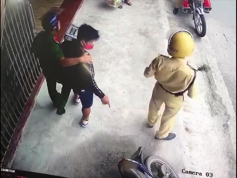 Nam thanh ni&ecirc;n được đưa về cơ quan c&ocirc;ng an để kiểm tra v&agrave; xử phạt