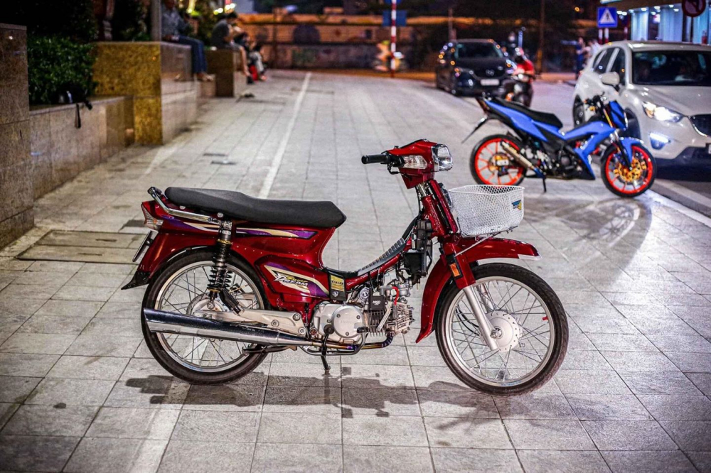Có thể thấy, những chi tiết như đầu đèn, xi nhan, mặt nạ, nẹp viền ở dàn đầu, dàn vỏ trên xe đều rất mới sau khi được chủ xe xử lý và giật mới khiến chiếc xe trở nên cực kỳ bóng bẩy. Cũng ở dàn đầu xe, bộ đồng hồ, cùm công tắc và các bộ phận liên quan đều được làm mới một cách cầu kỳ và cẩn thận.