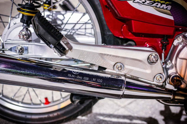 Ắt hẳn, một trong những điểm giá trị hàng đầu trên Honda Super Dream là lon pô nổi tiếng với cái tên pô 2543 huyền thoại tạo ra tiếng nổ trầm ấm đầy hấp dẫn trên chiếc xe underbone này. Tất nhiên, các chi tiết trên lon pô này cũng được giữ gìn hết sức cẩn thận khi vẫn giữ được độ bóng bẩy và khả năng soi gương của nó.