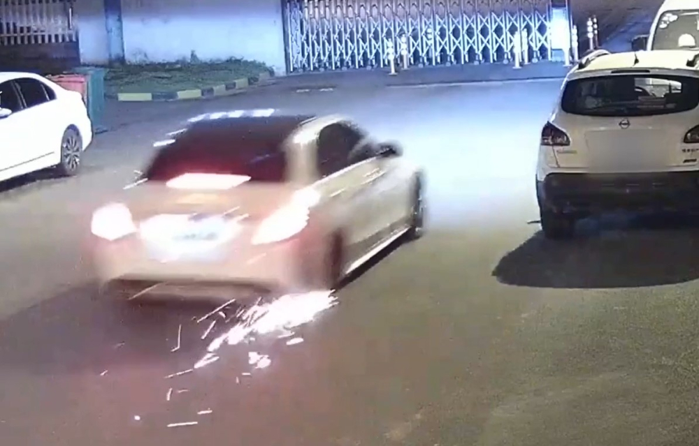 Chiếc Mercedes-Benz C200L chỉ c&oacute; 3 b&aacute;nh vẫn chạy tr&ecirc;n đường