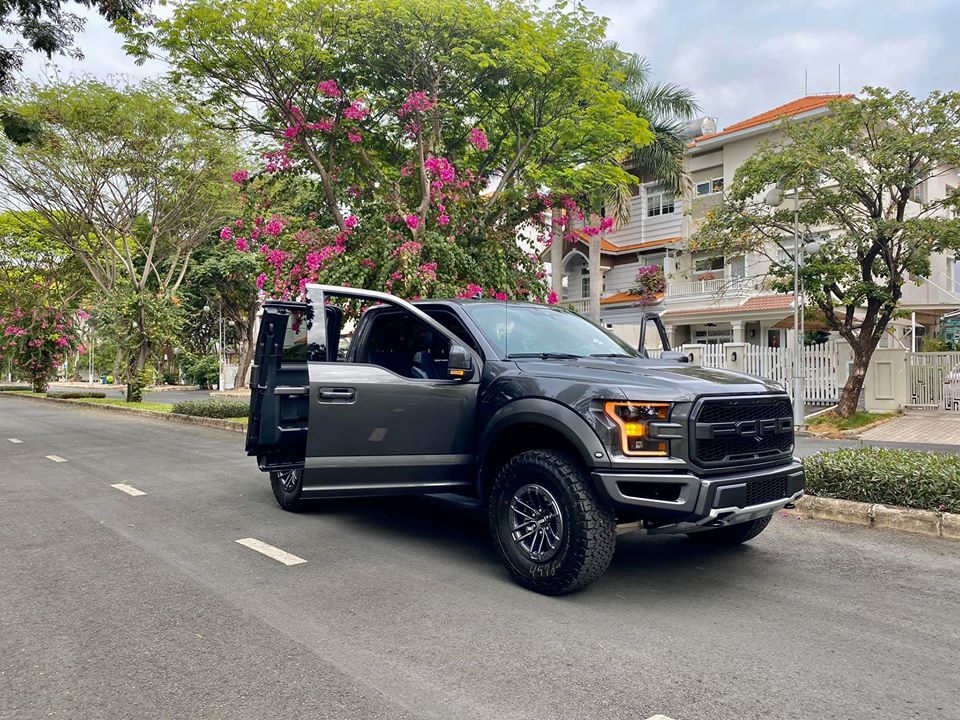 Theo như tiết lộ trước đó, chiếc xe bản tải khủng long Ford F-150 Raptor SuperCab 2020 đầu tiên về Việt Nam sẽ có mức giá chào bán là 180.000 đô la, tương đương hơn 4,2 tỷ đồng. Mức giá này được đánh giá khá hợp lý trong phân khúc xe bán tải hạng sang cỡ lớn.