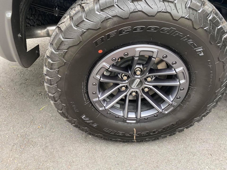 Ford F-150 Raptor 2020 phiên bản SuperCab đầu tiên về Việt Nam sở hữu mâm 17 inch, 6 chấu kép sơn màu tối và còn đi kèm lốp địa hình của BFGoodrich All-Terrain T/A KO2 Tires có kích thước 315/70