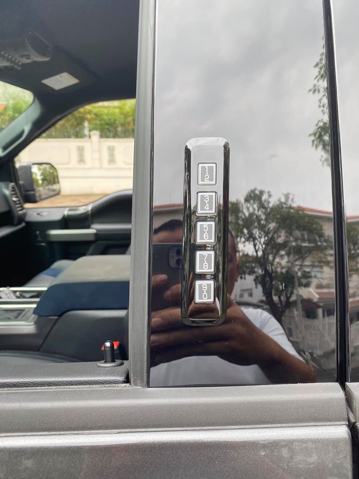 Trang bị mã khóa cửa “SecuriCode” vốn đã trở nên quá quen thuộc trên các mẫu xe Ford nhập từ Mỹ.