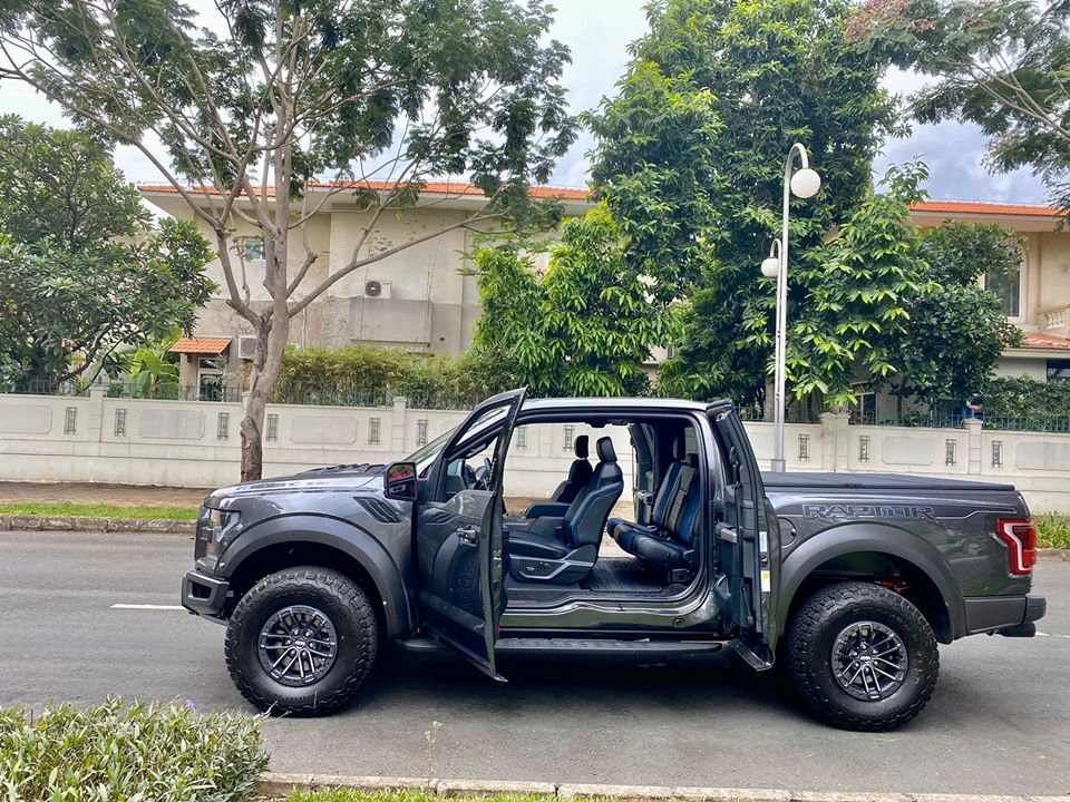 Tuy nhiên do cột B của Ford F-150 Raptor SuperCab 2020 đã được loại bỏ nên khi cửa tự sát này mở ra hai bên mang đến cái nhìn lạ mắt, thoáng và hầm hố hơn nhiều so với những mẫu xe của Rolls-Royce
