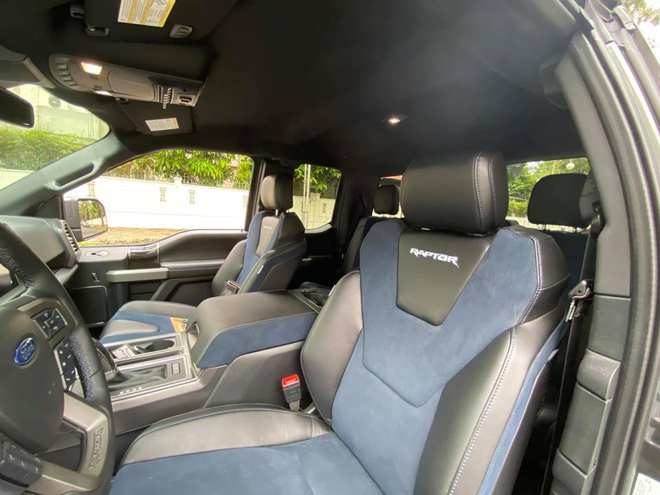 Mẫu xe bán tải khủng long Ford F-150 Raptor 2020 phiên bản SuperCab đầu tiên về Việt Nam được trang bị ghế Recaro với phần mặt lưng là da Alcantara hoàn thành trong màu xanh. Hai bên ghế ngồi là da màu đen và chỉ màu xanh tương phản.