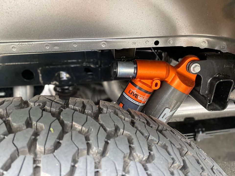 Những chiếc Ford F-150 Raptor được trang bị hệ thống treo tiêu chuẩn là phuộc của hãng FOX, tuy nhiên, ở các phiên bản 2020, mẫu xe bán tải này còn sử dụng phuộc FOX Racing Shox có thêm công nghệ mới mang tên Live-Valve do FOX và Ford Performance cùng nghiên cứu và hợp tác phát triển. Hệ thống treo này có điểm thú vị là các cảm biến sẽ tự động phát hiện ra địa hình xe chạy để từ đó có tuỳ chỉnh phuộc hợp lý nhất.