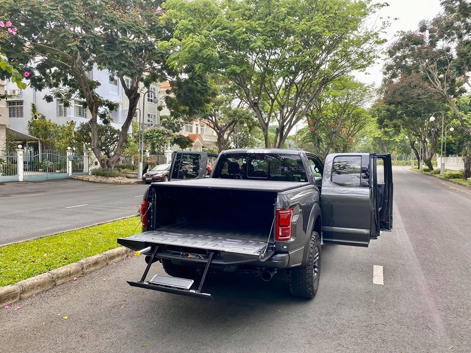 Chiếc Ford F-150 Raptor phiên bản SuperCab 2020 mới về Việt Nam còn có nhiều trang bị tuỳ chọn như bậc cửa lên xuống thùng xe tự động, logo Raptor 2 bên hông xe, đèn LED chiếu sáng thùng xe
