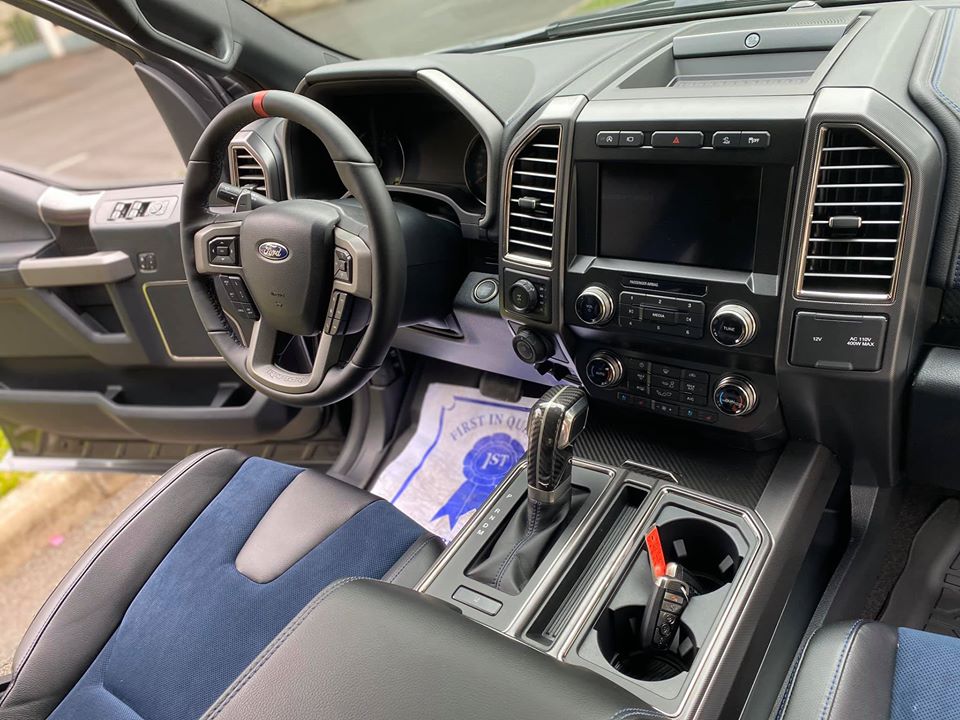Màn hình cảm ứng trung tâm của Ford F-150 Raptor SuperCab 2020 mới về Việt Nam có tích hợp hệ thống thông tin giải trí chạy hệ điều hành SYNC 3, FordPass ConnectTM kết nối WiFi Hotspot cho 10 thiết bị và hệ thống giải trí với hệ thống loa hàng hiệu Bang & Olufsen,…
