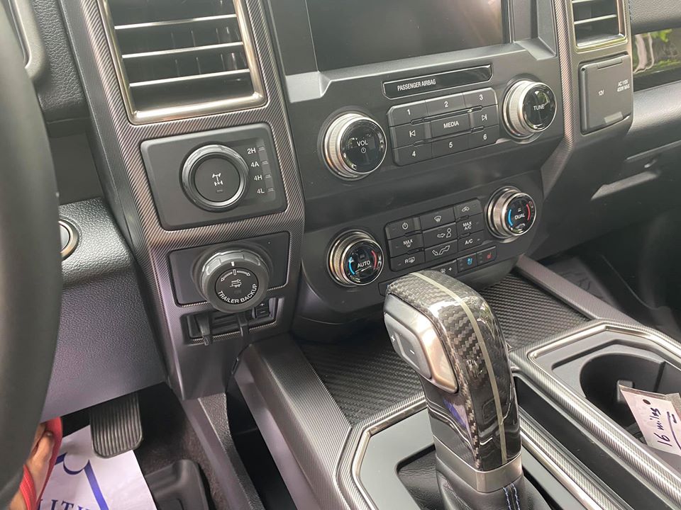 Động cơ của chiếc Ford F-150 Raptor SuperCab 2020 đầu tiên về Việt Nam vẫn là máy xăng EcoBoost V6, tăng áp, dung tích 3,5 lít, sản sinh công suất tối đa 450 mã lực và mô-men xoắn cực đại 692 Nm. Sức mạnh được truyền tới cả 4 bánh thông qua hộp số tự động 10 cấp.