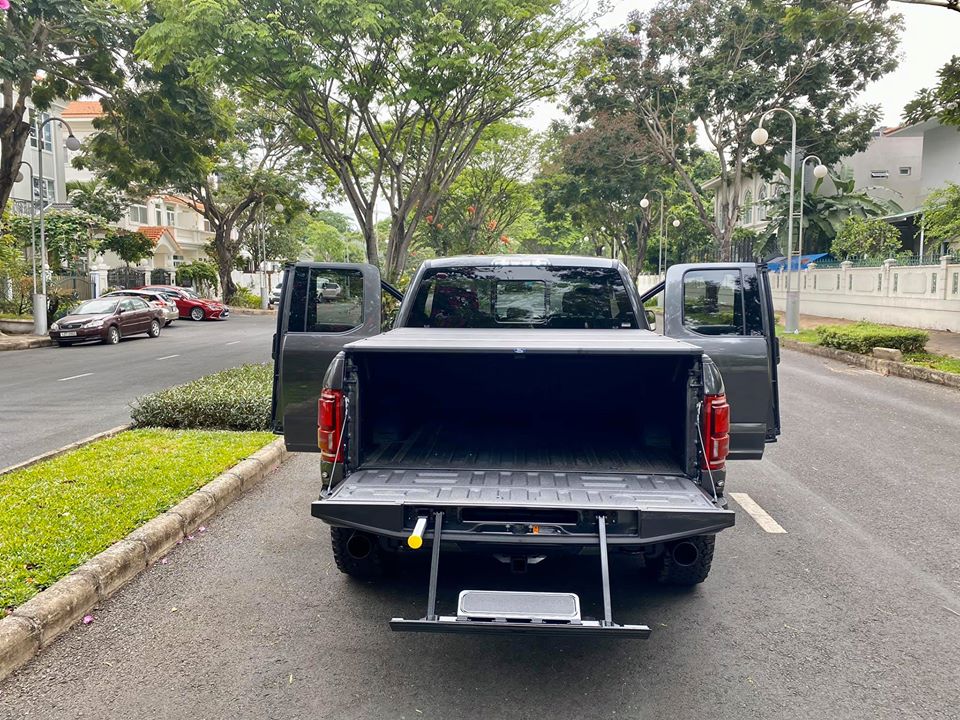 Diện mạo của chiếc Ford F-150 Raptor phiên bản SuperCab đầu tiên về Việt Nam trong năm Canh Tý này. Việc khui công chiếc xe Ford F-150 Raptor SuperCab 2020 trong mùa dịch Covid-19 cũng nhận được không ít sự quan tâm trong giới chơi xe Việt.