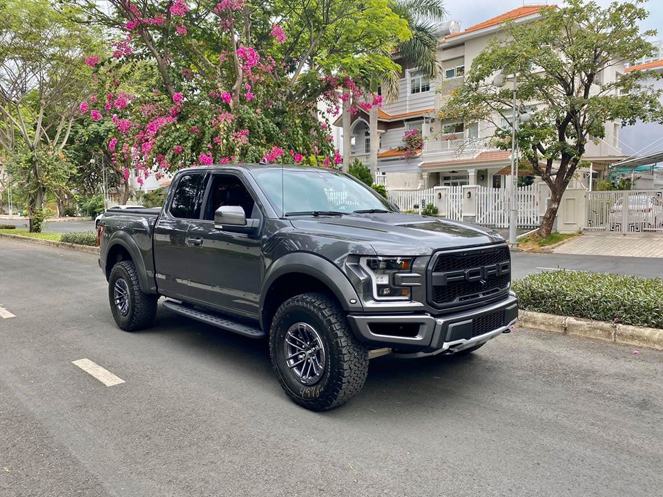 Ford F-150 Raptor SuperCab 2020 được trang bị hệ thống quản lý địa hình Terrain Management System với 6 chế độ lái như Normal (thông thường), Street (đường phố), Baja/Rock (đá), Mud/Sand (bùn, cát) và Weather (thời tiết như mưa, tuyết, băng).