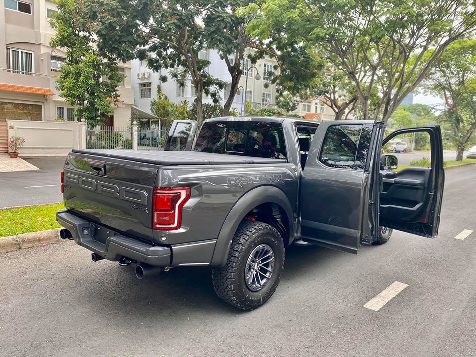 Diện mạo của Ford F-150 Raptor phiên bản SuperCab lúc chưa mở cửa trông ít hầm hố hơn so với bản SuperCrew do chiều dài cơ sở của xe chỉ đạt 3.380 mm, ngắn hơn 300 mm.
