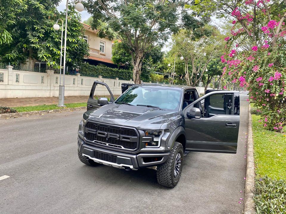 Điểm gây chú ý và thu hút nhất của Ford F-150 Raptor 2020 phiên bản SuperCab chính là kiểu cửa mở ngược giống với xe Rolls-Royce Ghost hay Rolls-Royce Phantom.