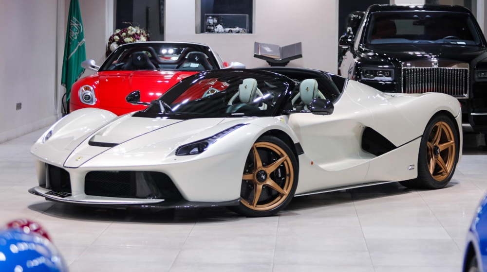 Trong đó, một đại lý Ferrari Brussels ở Bỉ đã được hãng siêu xe Ferrari mời làm 1 trong 200 khách hàng trên toàn thế giới sở hữu LaFerrari Aperta. Khoan nói chuyện tiền bạc đã, sự nổi tiếng của Ferrari LaFerrari Aperta đã khiến đại diện của đơn vị này gật đầu nhanh chóng và đại lý Ferrari Brussels cũng đã tìm thấy khách mua đạt nhiều yêu cầu của Ferrari đưa ra. Nhưng chỉ sau một thời gian ngắn sở hữu Ferrari LaFerrari Aperta, vị đại gia đã trở nên khó tính khi mang Trong đó, một đại lý Ferrari Brussels ở Bỉ đã được hãng siêu xe Ferrari mời làm 1 trong 200 khách hàng trên toàn thế giới sở hữu LaFerrari Aperta. Khoan nói chuyện tiền bạc đã, sự nổi tiếng của Ferrari LaFerrari Aperta đã khiến đại diện của đơn vị này gật đầu nhanh chóng và đại lý Ferrari Brussels cũng đã tìm thấy khách mua đạt nhiều yêu cầu của Ferrari đưa ra. Nhưng chỉ sau một thời gian ngắn sở hữu Ferrari LaFerrari Aperta, vị đại gia đã trở nên khó tính khi mang trả xe về cho bộ phận cá nhân hoá của hãng siêu xe Ý.