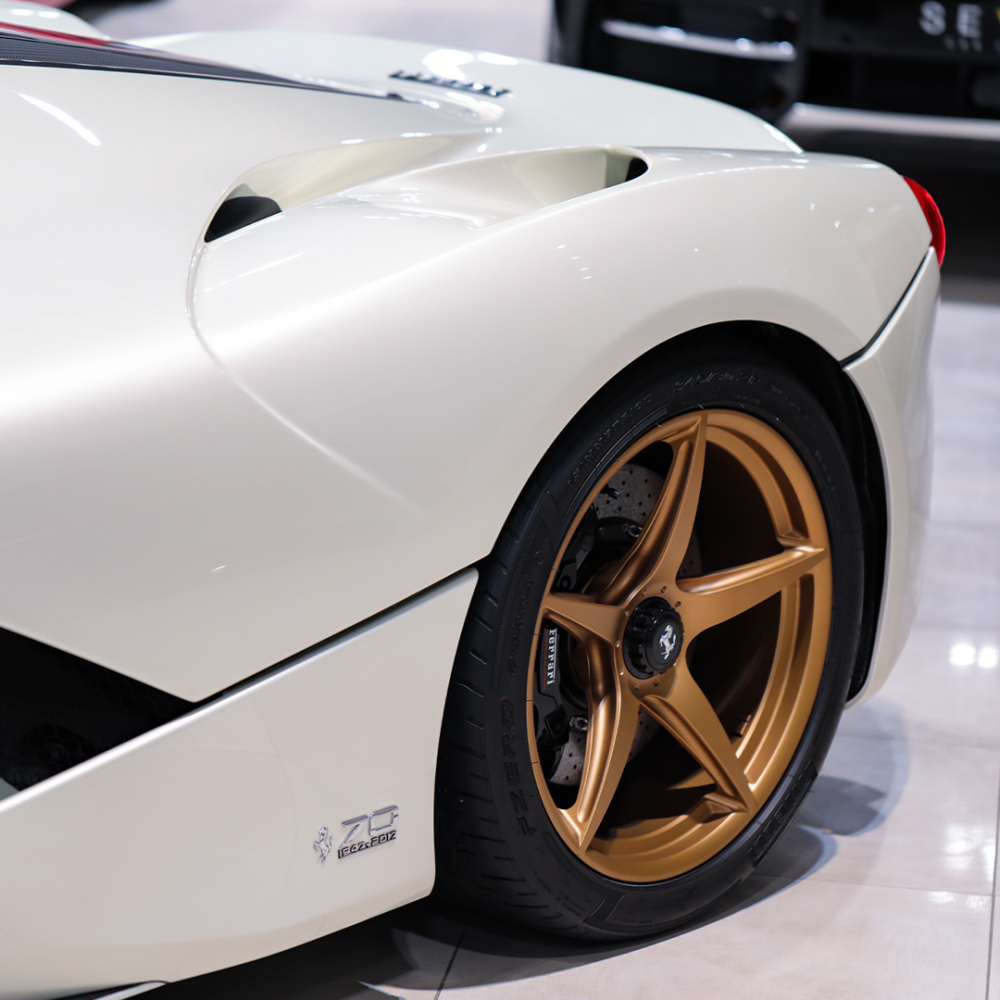 Hệ dẫn động hybrid mạnh mẽ này cho phép Ferrari LaFerrari Aperta tăng tốc từ vị trí xuất phát lên 100 km/h trong thời gian dưới 2,8 giây, từ 0 đến 200 km/h trong 7 giây trước khi đạt vận tốc tối đa 350 km/h. Hệ dẫn động hybrid mạnh mẽ này cho phép Ferrari LaFerrari Aperta tăng tốc từ vị trí xuất phát lên 100 km/h trong thời gian dưới 2,8 giây, từ 0 đến 200 km/h trong 7 giây trước khi đạt vận tốc tối đa 350 km/h.