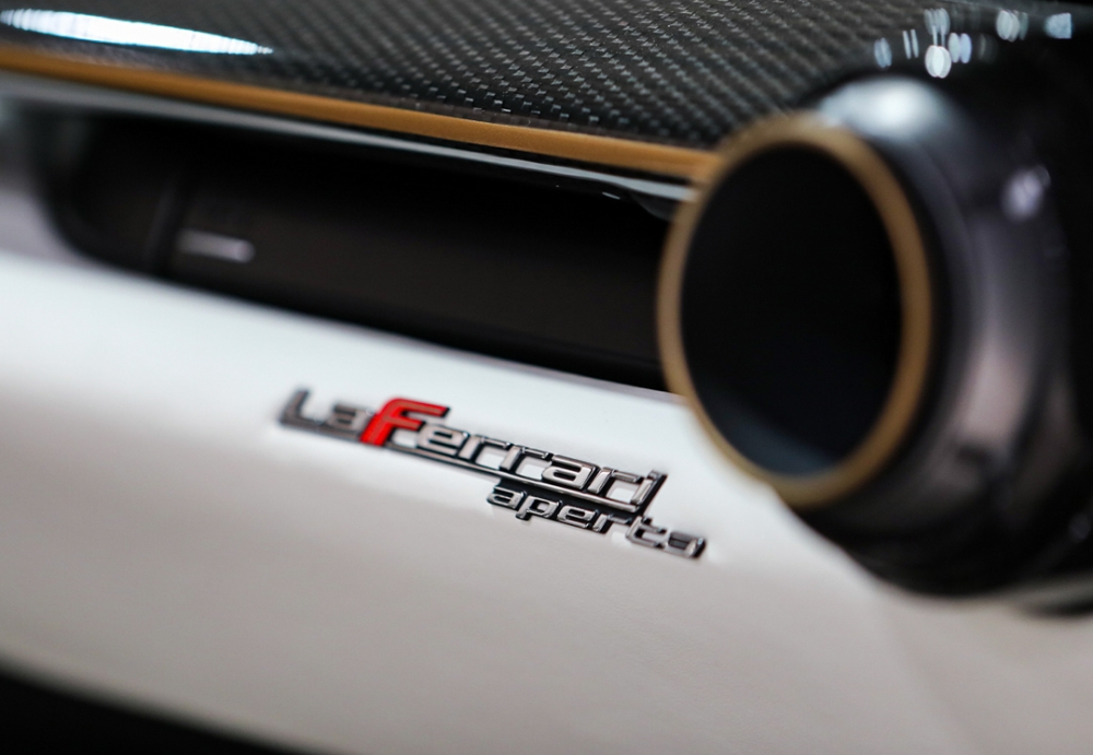 Siêu xe mui trần Ferrari LaFerrari Aperta chỉ có 200 chiếc trên toàn thế giới dành cho các khách hàng, nhưng hãng Ferrari còn tạo ra 9 chiếc khác với mục đích xe trưng bày và chiếc Ferrari LaFerrari Aperta thứ 210 để làm việc thiện nguyện. Siêu xe mui trần Ferrari LaFerrari Aperta chỉ có 200 chiếc trên toàn thế giới dành cho các khách hàng, nhưng hãng Ferrari còn tạo ra 9 chiếc khác với mục đích xe trưng bày và chiếc Ferrari LaFerrari Aperta thứ 210 để làm việc thiện nguyện.