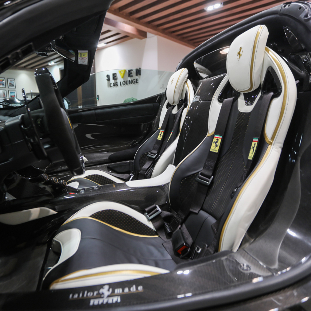 Cận cảnh khoang lái siêu xe triệu đô Ferrari LaFerrari Aperta Juventina Cận cảnh khoang lái siêu xe triệu đô Ferrari LaFerrari Aperta Juventina