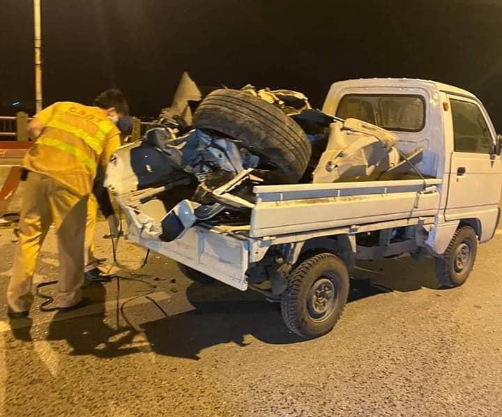 Cơ quan chức năng dùng xe tải nhỏ để chở các mảnh vỡ cũng như bánh xe Chevrolet Colorado nằm rải rác trên mặt cầu Vĩnh Tuy