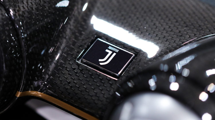 Tên câu lạc bộ Juventus được đặt bên trong khoang lái chiếc siêu xe Ferrari LaFerrari Aperta Juventina Tên câu lạc bộ Juventus được đặt bên trong khoang lái chiếc siêu xe Ferrari LaFerrari Aperta Juventina
