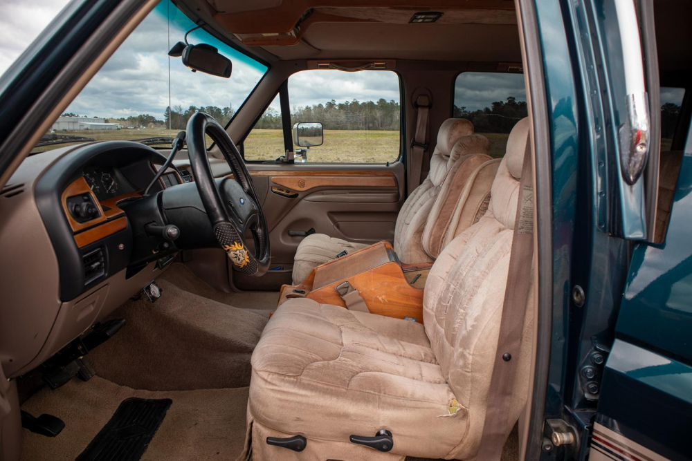 Nội thất ghế trước của F-350 Centurion