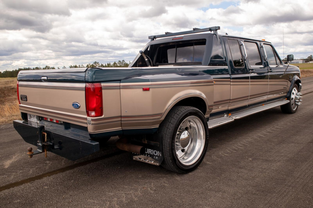 Phía sau của F-350 Centurion