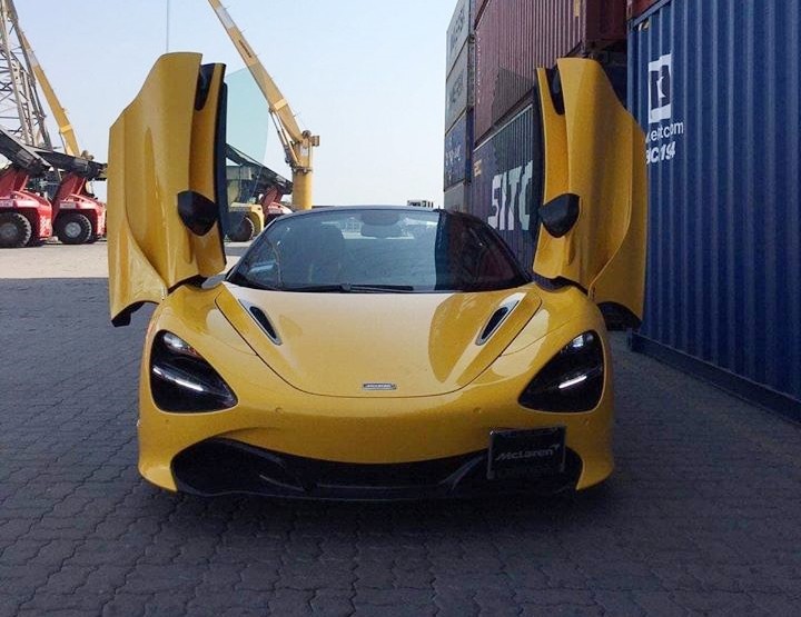 H&igrave;nh ảnh chiếc si&ecirc;u xe McLaren 720S Spider l&uacute;c c&ograve;n ở ngo&agrave;i cảng