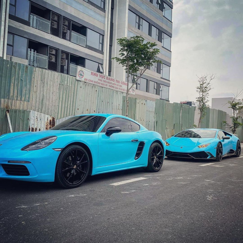Siêu xe Lamborghini Huracan LP610-4 cùng Porsche 718 Cayman tông xuyệt tông màu xanh da trời trên đường phố Việt Nam