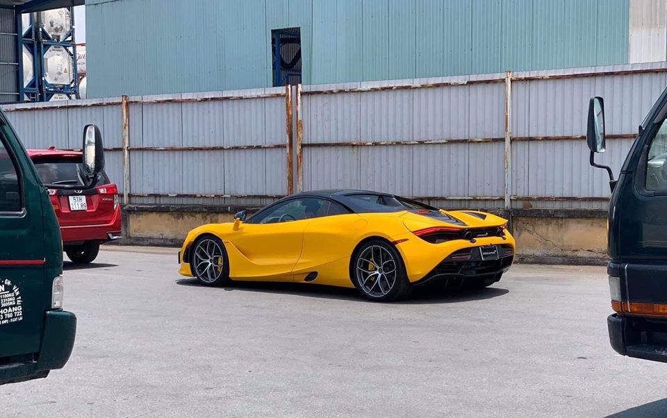Chiếc McLaren 720S Spider với bộ áo vàng óng tuyệt đẹp