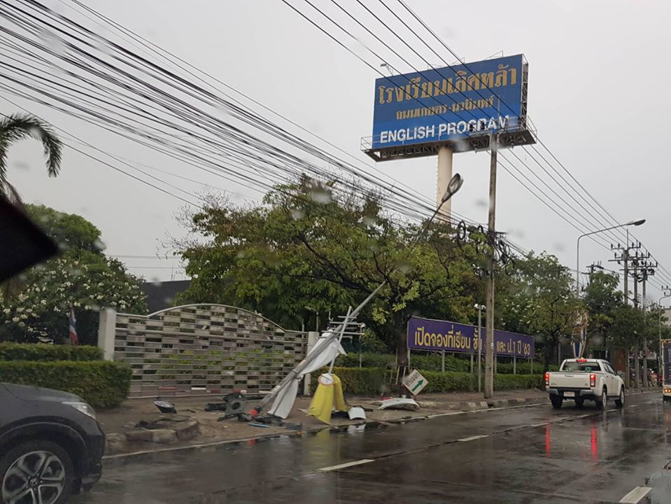 Một trụ đ&egrave;n b&ecirc;n đường c&ugrave;ng v&agrave;i biển b&aacute;o bị t&ocirc;ng đổ
