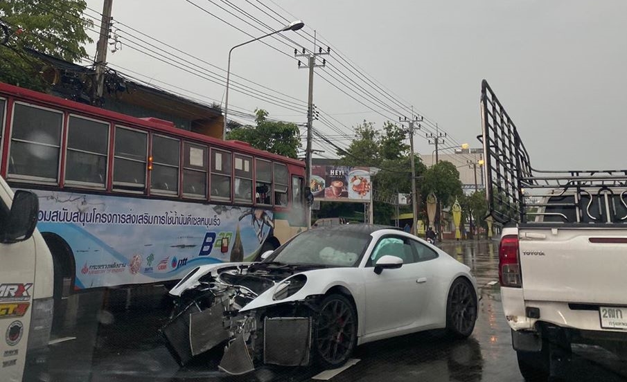 Chiếc xe n&agrave;y bị thiệt hại kh&aacute; nghi&ecirc;m trọng phần đầu xe, khoang l&aacute;i c&oacute; t&uacute;i kh&iacute; bung ra
