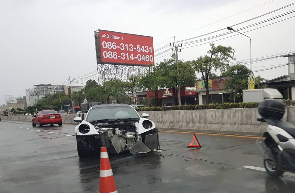 H&igrave;nh ảnh hiện trường vụ tai nạn của xe Porsche 911 đời mới nhất ở Th&aacute;i Lan