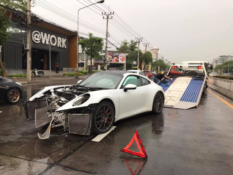 Chi ph&iacute; để sửa chữa chiếc xe Porsche 911 n&agrave;y kh&ocirc;ng hề nhỏ