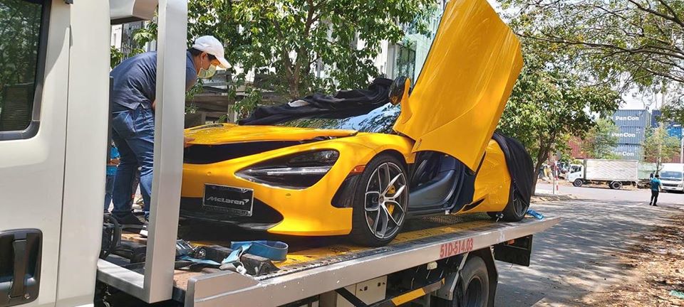 Còn đây là hình ảnh chiếc McLaren 720S Spider khi nằm trên xe chuyên dụng vào ngày hôm qua