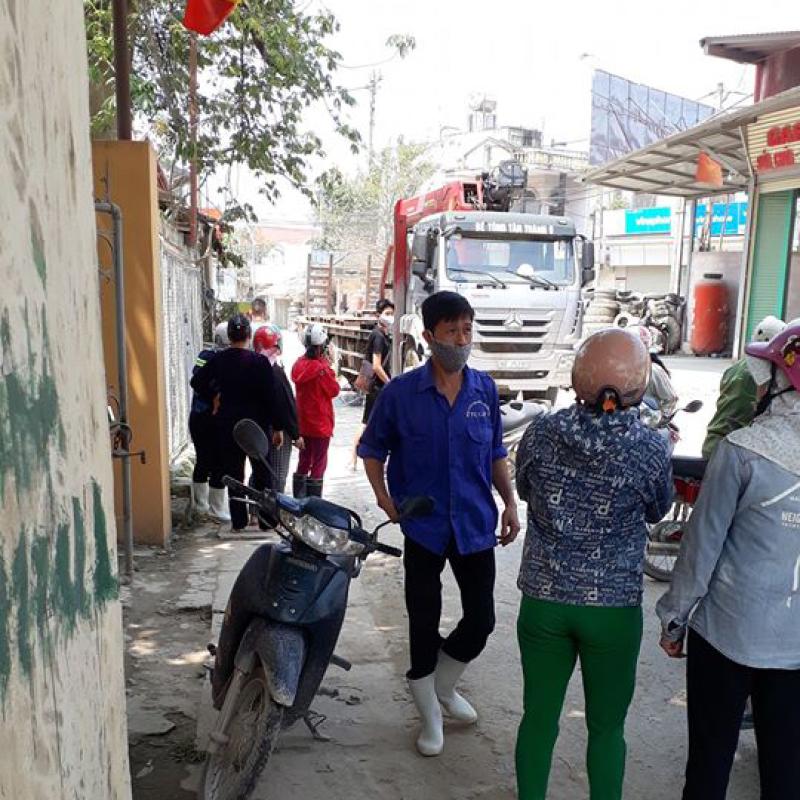 Người dân đứng xem vụ tai nạn